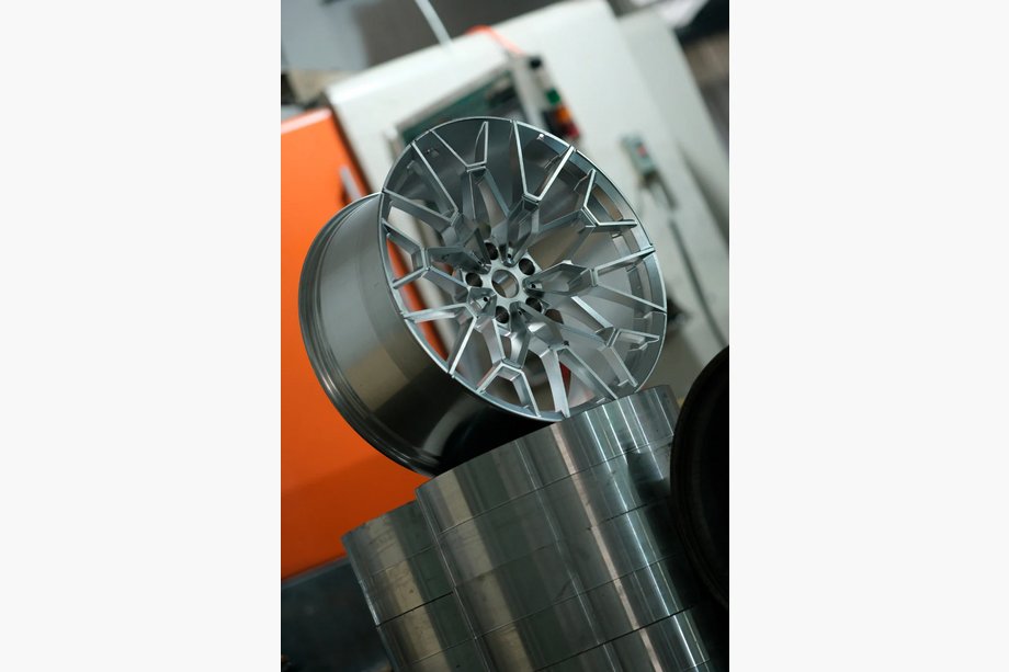 BMW 5/i5 séria G60/G60E/G61 2023– Kované disky OEM R22 V2 (4 ks) Fotografia 4