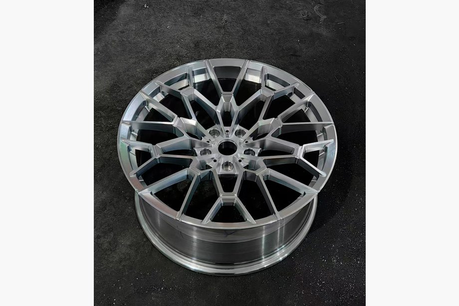 BMW 5/i5 séria G60/G60E/G61 2023– Kované disky OEM R22 V2 (4 ks) Fotografia 2