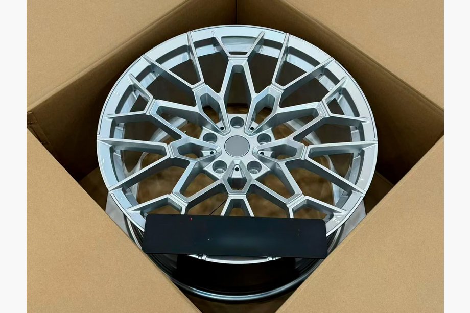 BMW 5/i5 séria G60/G60E/G61 2023– Kované disky OEM R22 V2 (4 ks) Fotografia 6