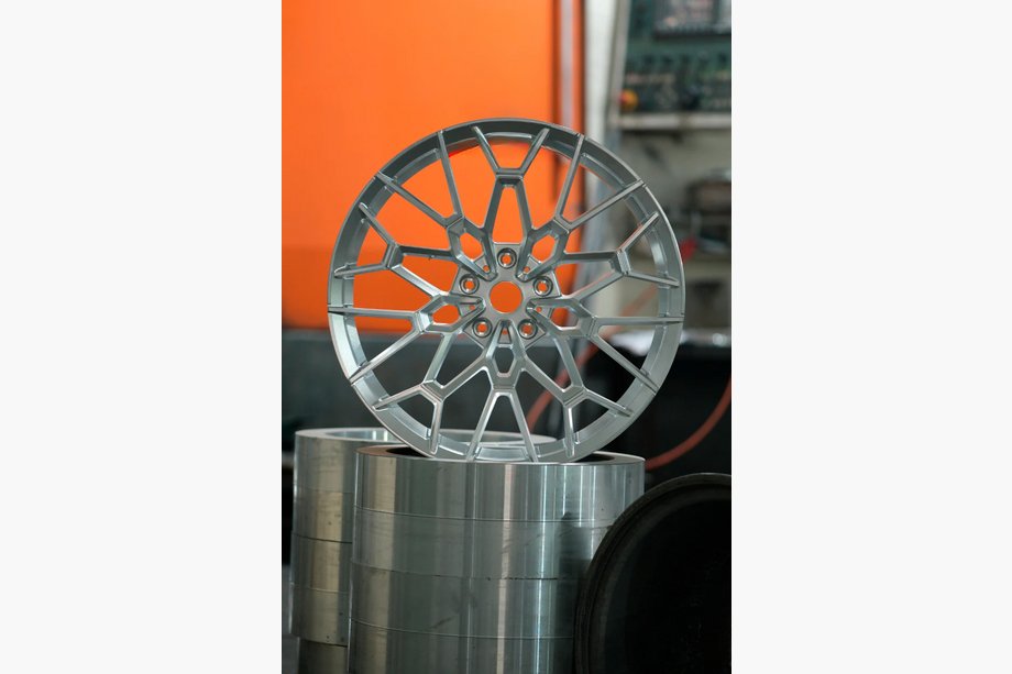 BMW 5/i5 séria G60/G60E/G61 2023– Kované disky OEM R22 V2 (4 ks) Fotografia 3