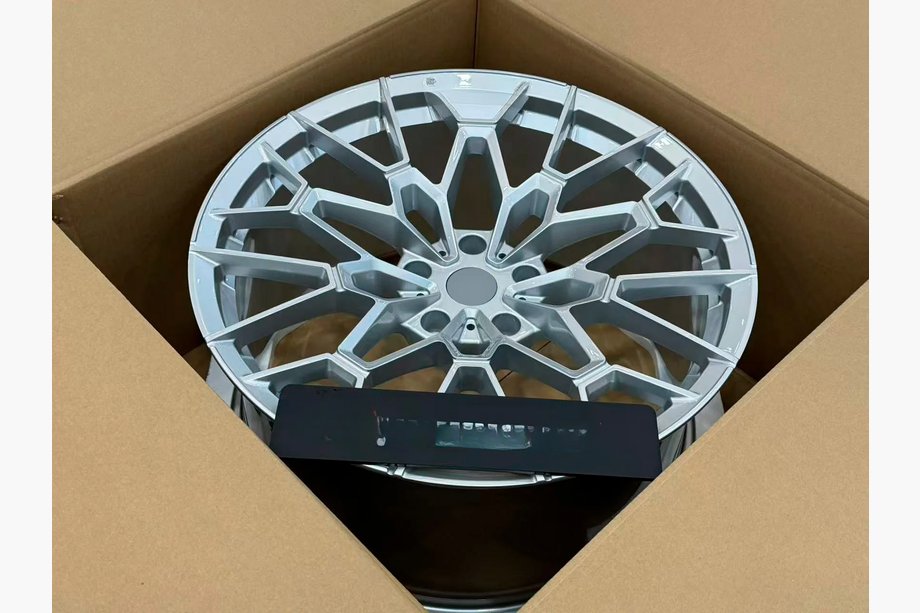 BMW 5/i5 séria G60/G60E/G61 2023– Kované disky OEM R22 V2 (4 ks) Fotografia 12