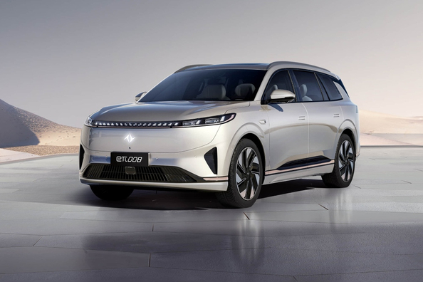 Recenzia DongFeng eπ 008: priestranný crossover pre veľkú rodinu