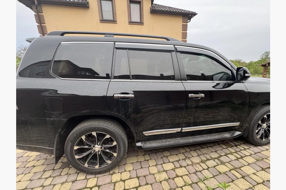 Toyota Land Cruiser 200 2007–2021 Okenné deflektory s chrómovou lištou Niken Luxury (4 ks) Fotografia 6
