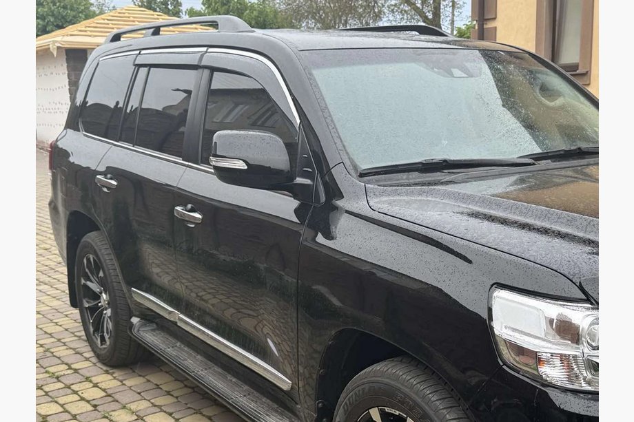 Toyota Land Cruiser 200 2007–2021 Okenné deflektory s chrómovou lištou Niken Luxury (4 ks) Fotografia 1