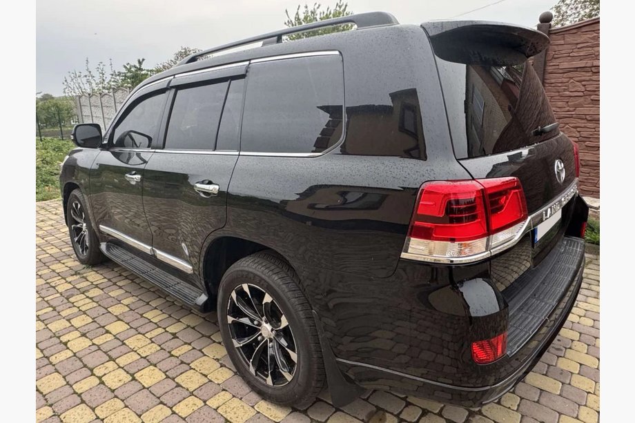Toyota Land Cruiser 200 2007–2021 Okenné deflektory s chrómovou lištou Niken Luxury (4 ks) Fotografia 4