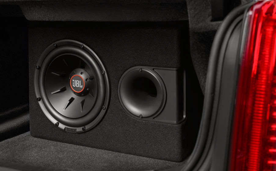 Subwoofer v aute: plusy, mínusy a oplatí sa ho nainštalovať?