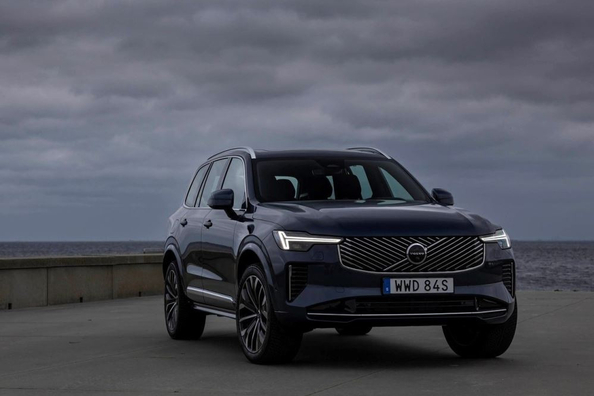 Volvo XC90 II (2024): Luxusné rodinné SUV s hybridnými technológiami Fotografia 1