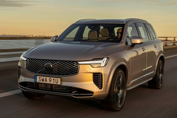Volvo XC90 II (2024): Luxusné rodinné SUV s hybridnými technológiami Fotografia 3