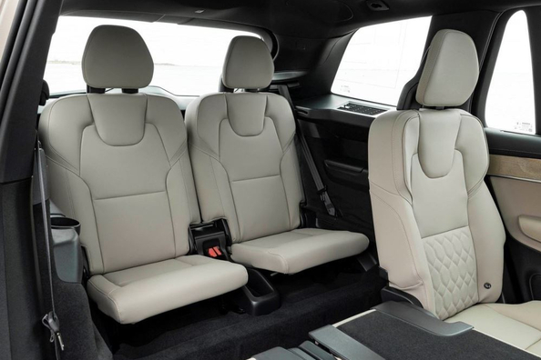 Volvo XC90 II (2024): Luxusné rodinné SUV s hybridnými technológiami Fotografia 7