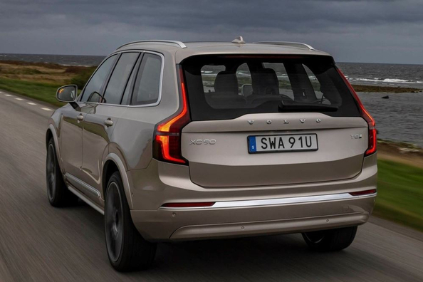 Volvo XC90 II (2024): Luxusné rodinné SUV s hybridnými technológiami Fotografia 4