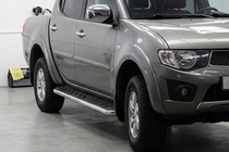 Mitsubishi L200 2006–2015 Bočné prahy Maydos V1 (2 ks, hliník ↗ nehrdzavejúca oceľ) fotografia 1