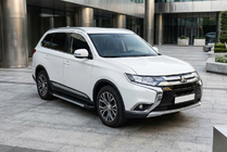 Mitsubishi Outlander 2012–2021 Bočné nášľapy RedLine V1 (2 ks, hliník) fotografia 1