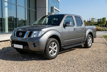 Nissan Navara 2006–2015 Bočné nášľapy Allmond Black (2 ks, hliník) fotografia 1