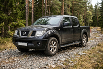 Nissan Navara 2006–2015 Bočné prahy Maydos V1 (2 ks, hliník ↗ nehrdzavejúca oceľ) fotografia 1