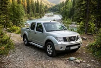 Nissan Navara 2006–2015 Bočné nášľapy Rainbow (2 ks, hliník) fotografia 1
