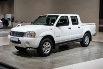 Nissan NP300 1999–2015 Bočné nášľapy Allmond Black (2 ks, hliník) fotografia 1