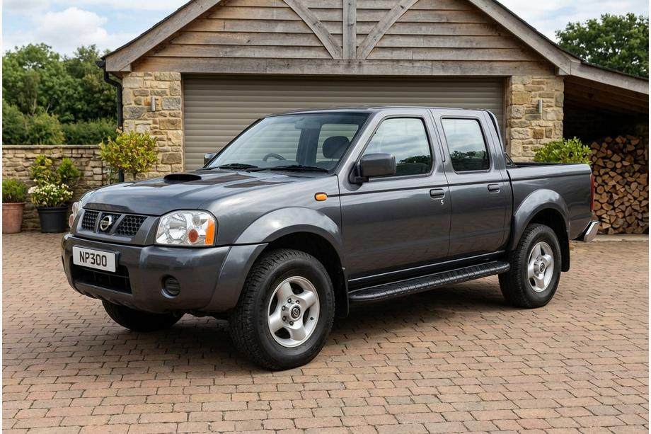 Nissan NP300 1999–2015 Bočné nášľapy Bosphorus Black (2 ks, hliník) Image