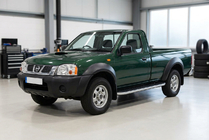 Nissan NP300 1999–2015 Bočné nášľapy Tayga Grey (2 ks, hliník) fotografia 1