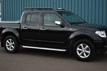 Nissan Navara 2006–2015 Bočné nášľapy Fullmond (2 ks, hliník) fotografia 1