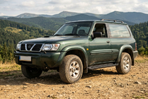 Nissan Patrol Y61 1997–2011 Bočné nášľapy Allmond Black (2 ks, hliník) fotografia 1