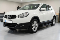 Nissan Qashqai 2010–2014 Bočné nášľapy Allmond Black (2 ks, hliník) fotografia 1