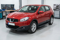 Nissan Qashqai 2010–2014 Bočné nášľapy Bosphorus Black (2 ks, hliník) Dlhý rázvor fotografia 1