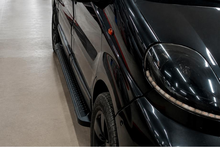 Renault Trafic 2001–2015 Bočné nášľapy Allmond Black (2 ks, hliník) Dlhý rázvor Fotografia 2