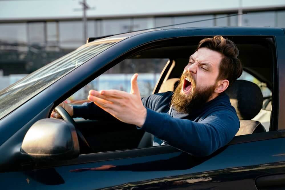 Agresívni vodiči: Ako ich rozpoznať a vyhnúť sa konfliktu na ceste