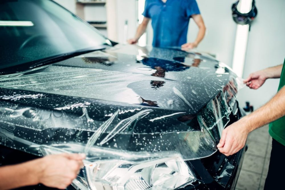 Ochranná fólia na auto: oplatí sa ju lepiť a kedy to dáva zmysel?