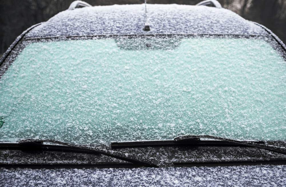 Čo robiť, keď sú stierače primrznuté k sklu: rýchle a bezpečné riešenia