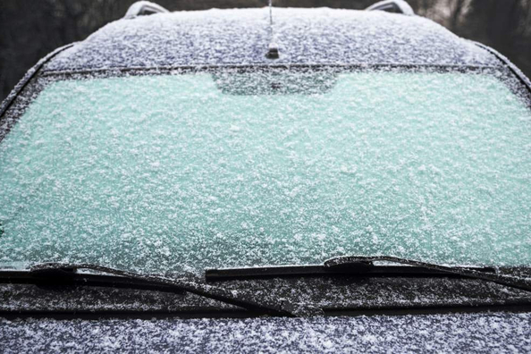 Čo robiť, keď sú stierače primrznuté k sklu: rýchle a bezpečné riešenia