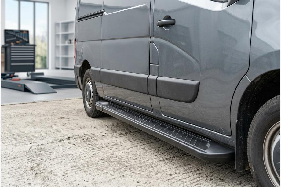Renault Master 2011–2023 Bočné nášľapy Allmond Black (2 ks, hliník) Image