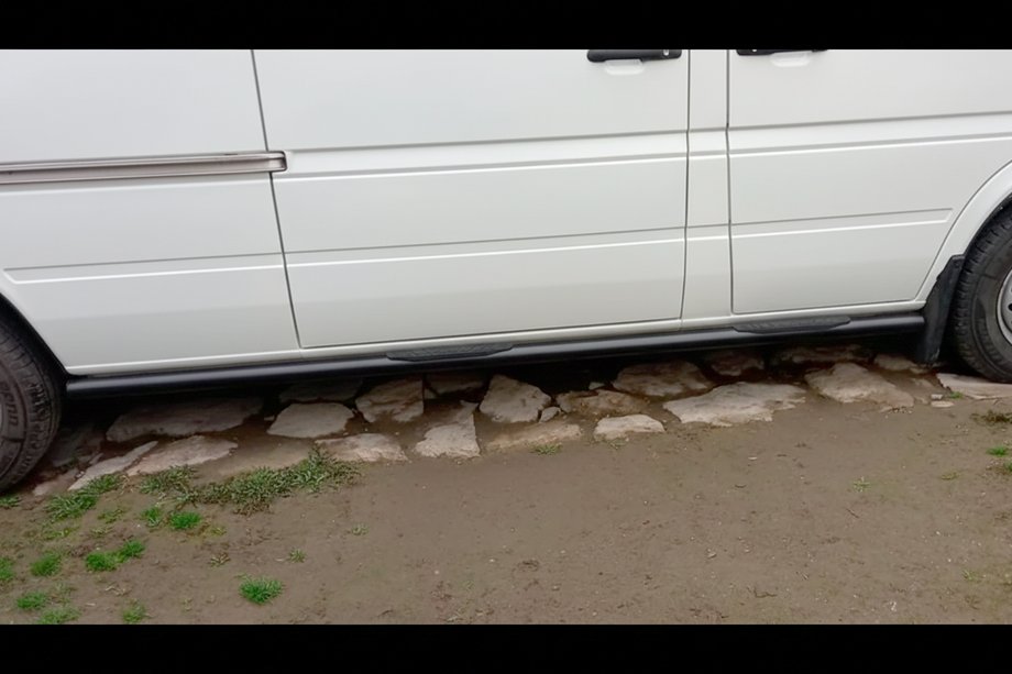 Volkswagen LT 1995–2006 Bočné rúrky Black (2 ks, nerez) Krátky rázvor, Ø60 Fotografia 3