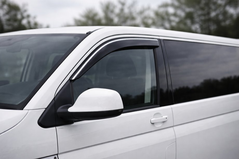 Volkswagen T6 2015–2024 Deflektory okien s chrómovou lištou (2 ks, Niken) Fotografia 4