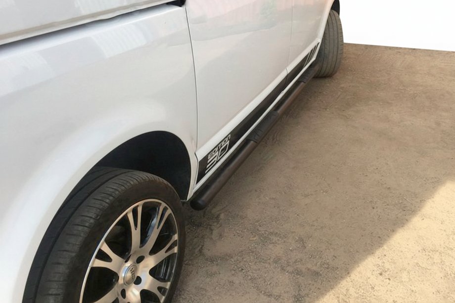 Volkswagen T5 Transporter 2003–2010 Bočné rúrky Black (2 ks, nerez) 60 mm, krátky rázvor Fotografia 7