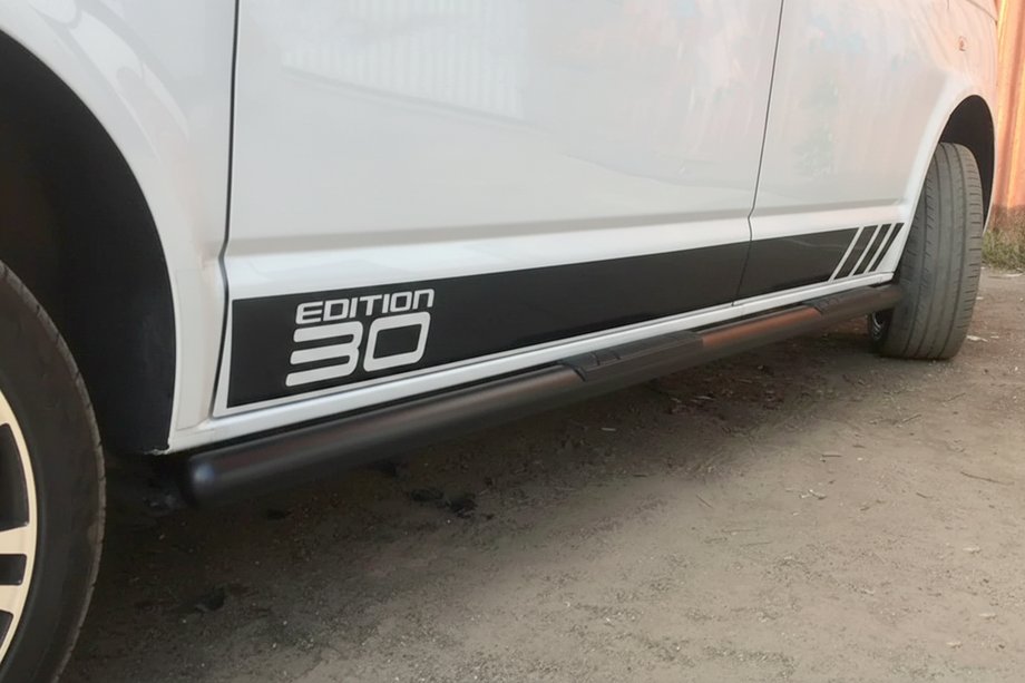 Volkswagen T6 2015–2024 Bočné rúrky Black (2 ks, nerez) 60 mm, dlhý rázvor Fotografia 6