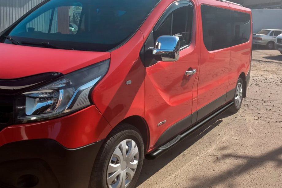 Renault Trafic 2015– Bočné rúrky BB002 Black (2 ks, nerez) Fotografia 3