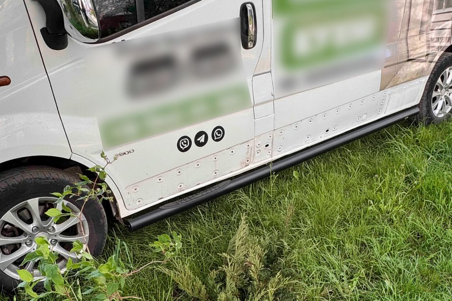 Nissan NV300/Primastar 2016– Bočné rúrky BB002 Black (2 ks, nerez) 70 mm, krátky rázvor Fotografia 7