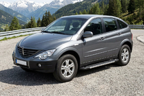 SsangYong Action 2005–2018 Bočné nášľapy RedLine V1 (2 ks, hliník) fotografia 1
