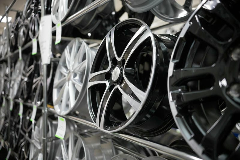 Aké disky vybrať na auto: kované alebo liate?