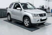 Suzuki Grand Vitara 2005–2017 Bočné nášľapy Bosphorus Black (2 ks, hliník) fotografia 1