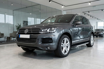 Volkswagen Touareg 2010–2018 Bočné nášľapy RedLine V1 (2 ks, hliník) fotografia 1