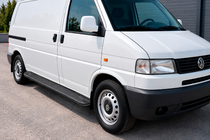 Volkswagen T4 Transporter 1990–2003 Bočné nášľapy Allmond Black (2 ks, hliník) Krátky rázvor fotografia 1