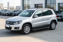 Volkswagen Tiguan 2007–2016 Bočné nášľapy Allmond Black (2 ks, hliník) fotografia 1