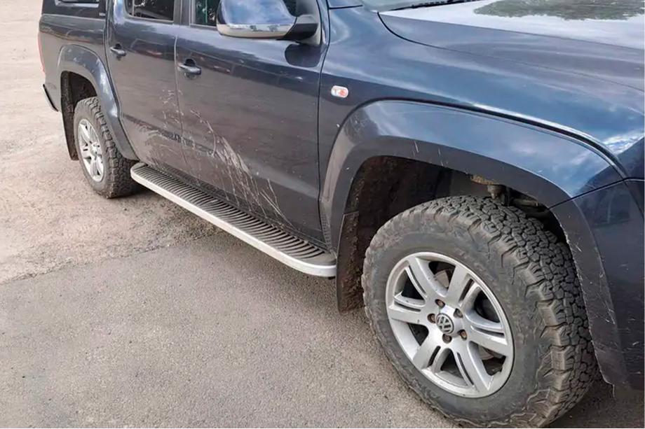 Volkswagen Amarok 2010–2022 Bočné nášľapy Tayga Grey (2 ks, hliník) Image