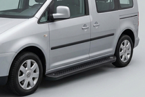 Volkswagen Caddy 2010–2015 Bočné nášľapy Allmond Black (2 ks, hliník) Maxi rázvor fotografia 1