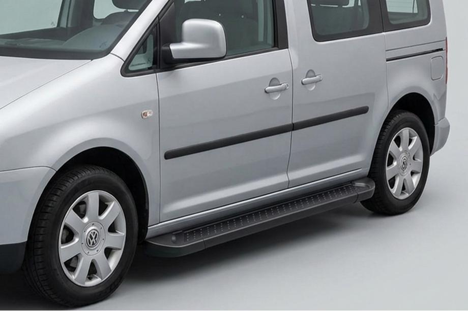 Volkswagen Caddy 2010–2015 Bočné nášľapy Allmond Black (2 ks, hliník) Maxi rázvor Image