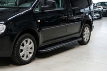 Volkswagen Caddy 2010–2015 Bočné nášľapy Bosphorus Black (2 ks, hliník) Maxi rázvor fotografia 1