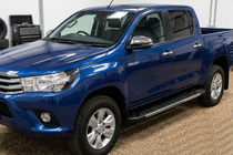 Toyota Hilux 2015– Bočné nášľapy RedLine V1 (2 ks, hliník) fotografia 1