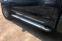 Toyota Hilux 2006–2015 Bočné nášľapy Allmond Grey (2 ks, hliník) fotografia 5